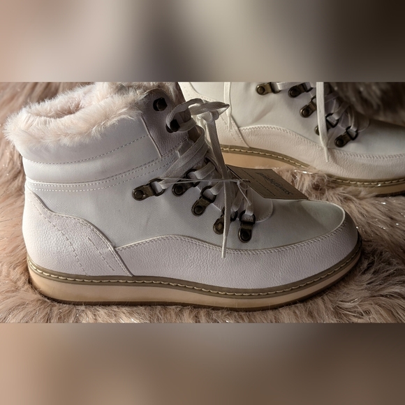 Women's Outdoor Faux Fur Boots - Picture 9 of 16
